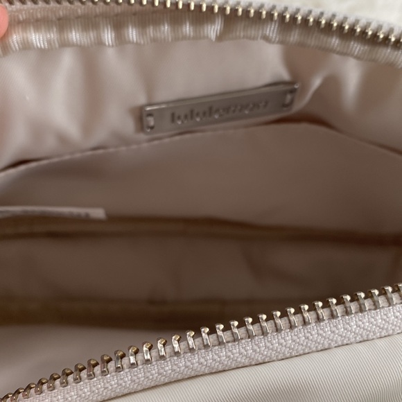 ❤️ Lululemon Crossbody Camera Bag 2L in White Opal NWT - Picture 8 of 9